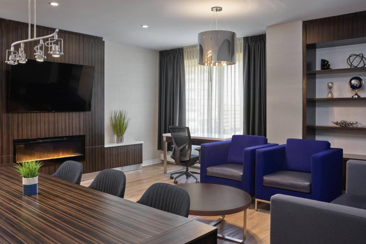 Delta Hotels By Marriott Edmonton Centre Suites Esterno foto