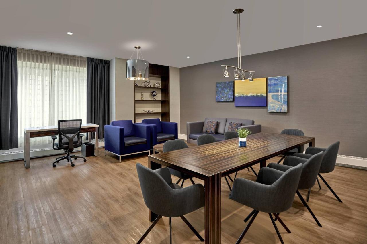 Delta Hotels By Marriott Edmonton Centre Suites Esterno foto