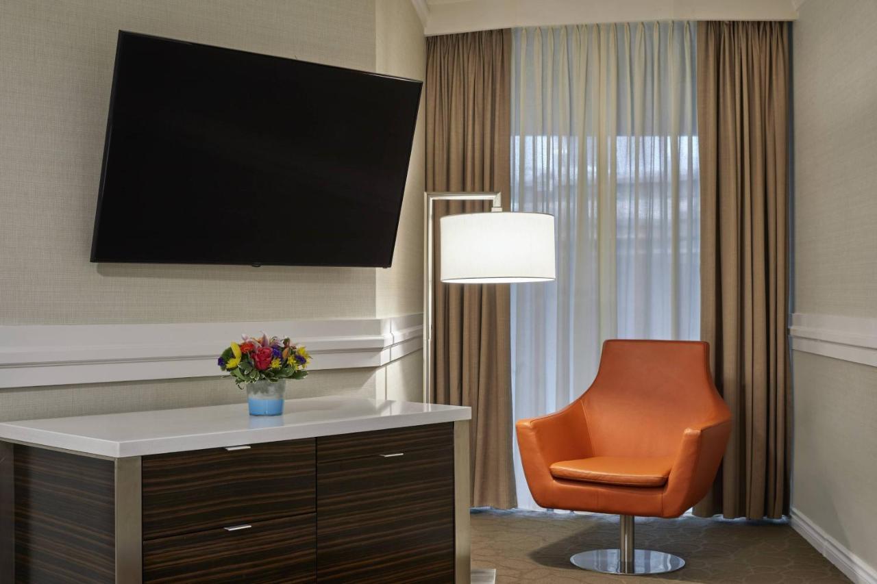 Delta Hotels By Marriott Edmonton Centre Suites Esterno foto