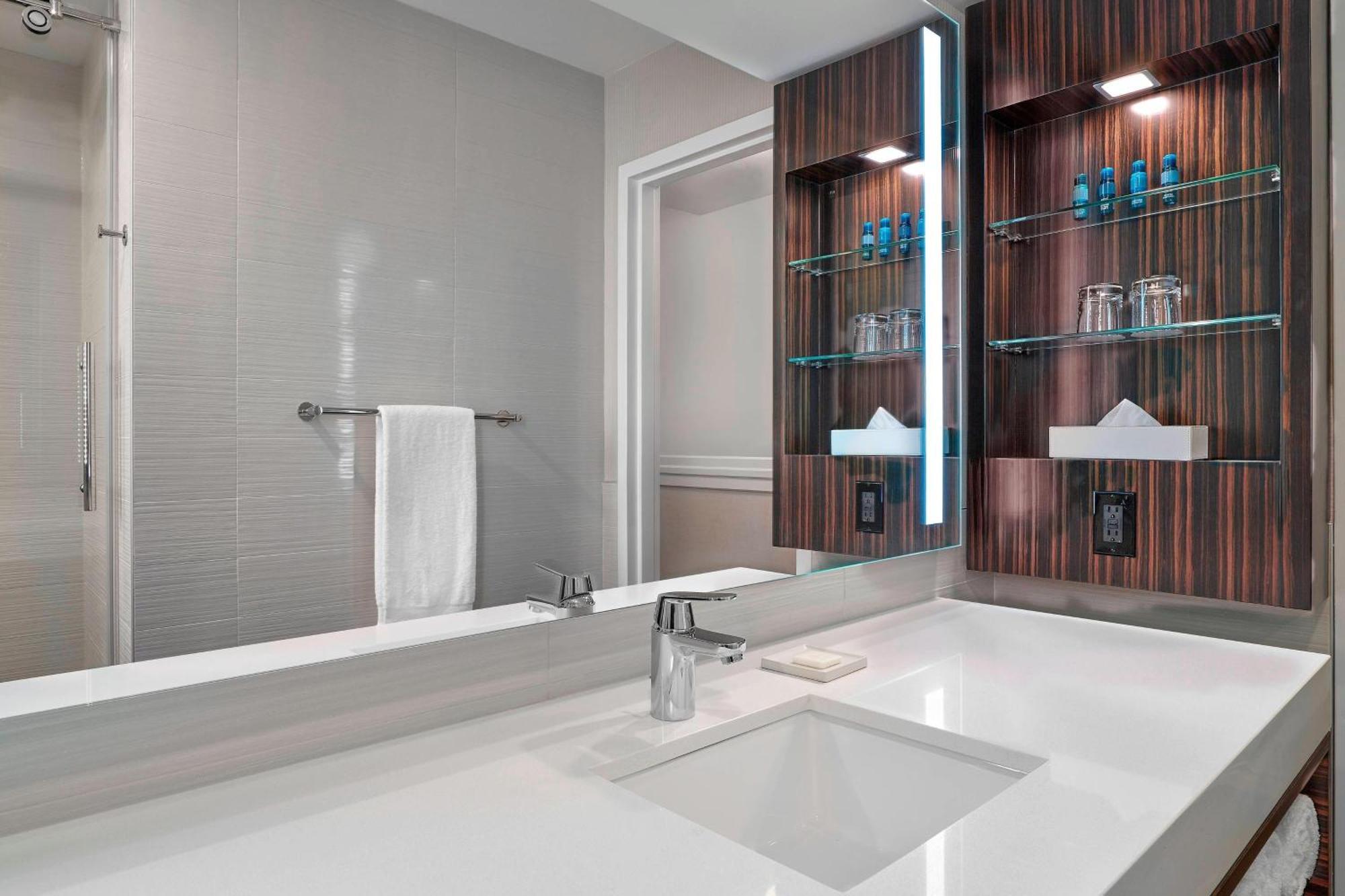 Delta Hotels By Marriott Edmonton Centre Suites Esterno foto