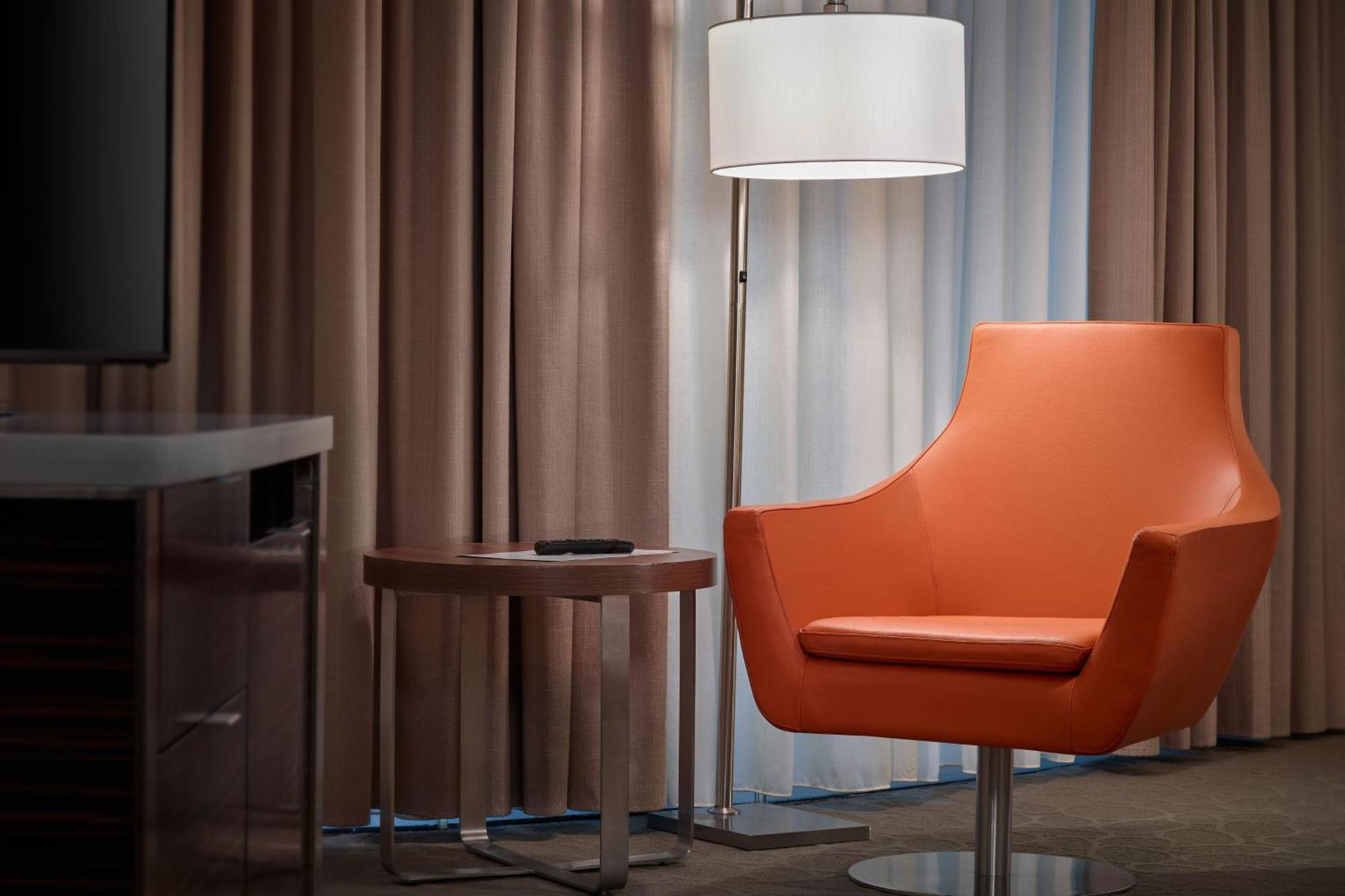 Delta Hotels By Marriott Edmonton Centre Suites Esterno foto