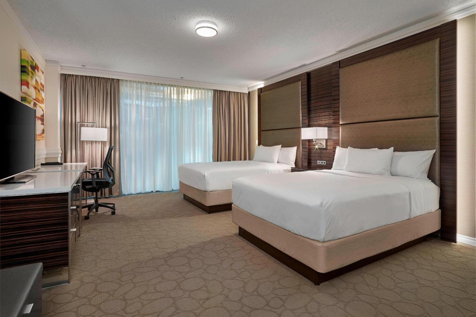 Delta Hotels By Marriott Edmonton Centre Suites Esterno foto