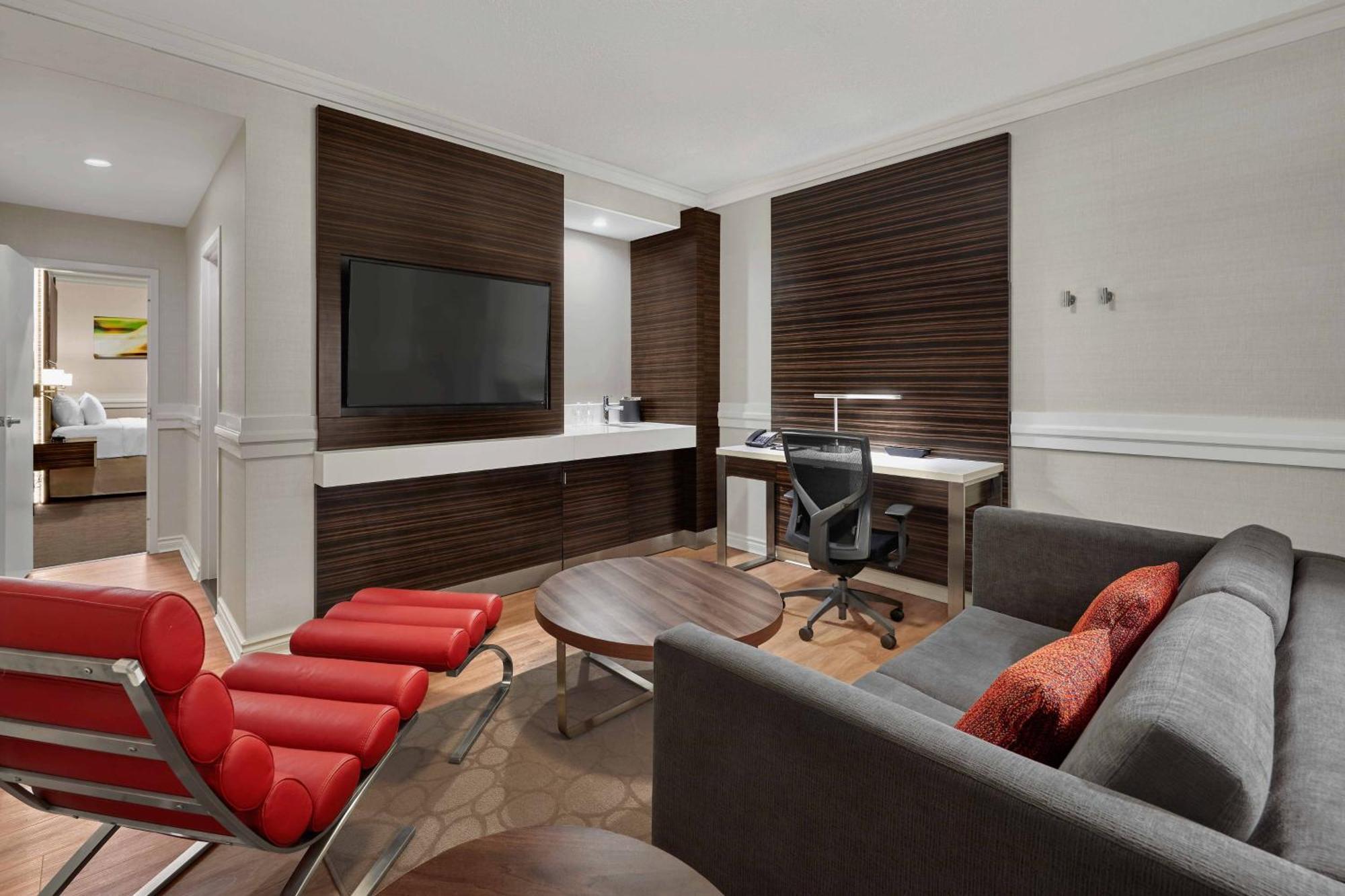 Delta Hotels By Marriott Edmonton Centre Suites Esterno foto