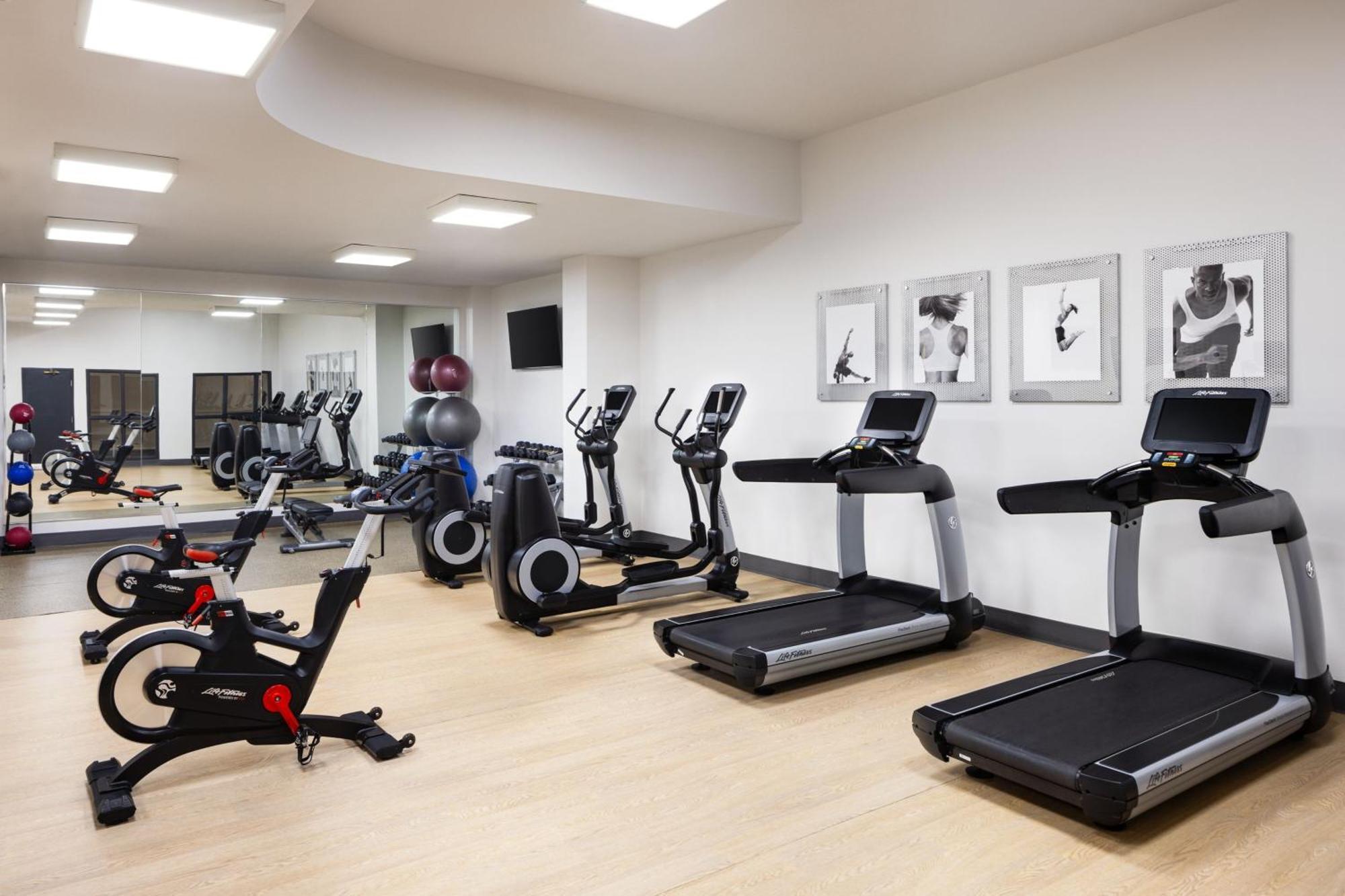 Delta Hotels By Marriott Edmonton Centre Suites Esterno foto
