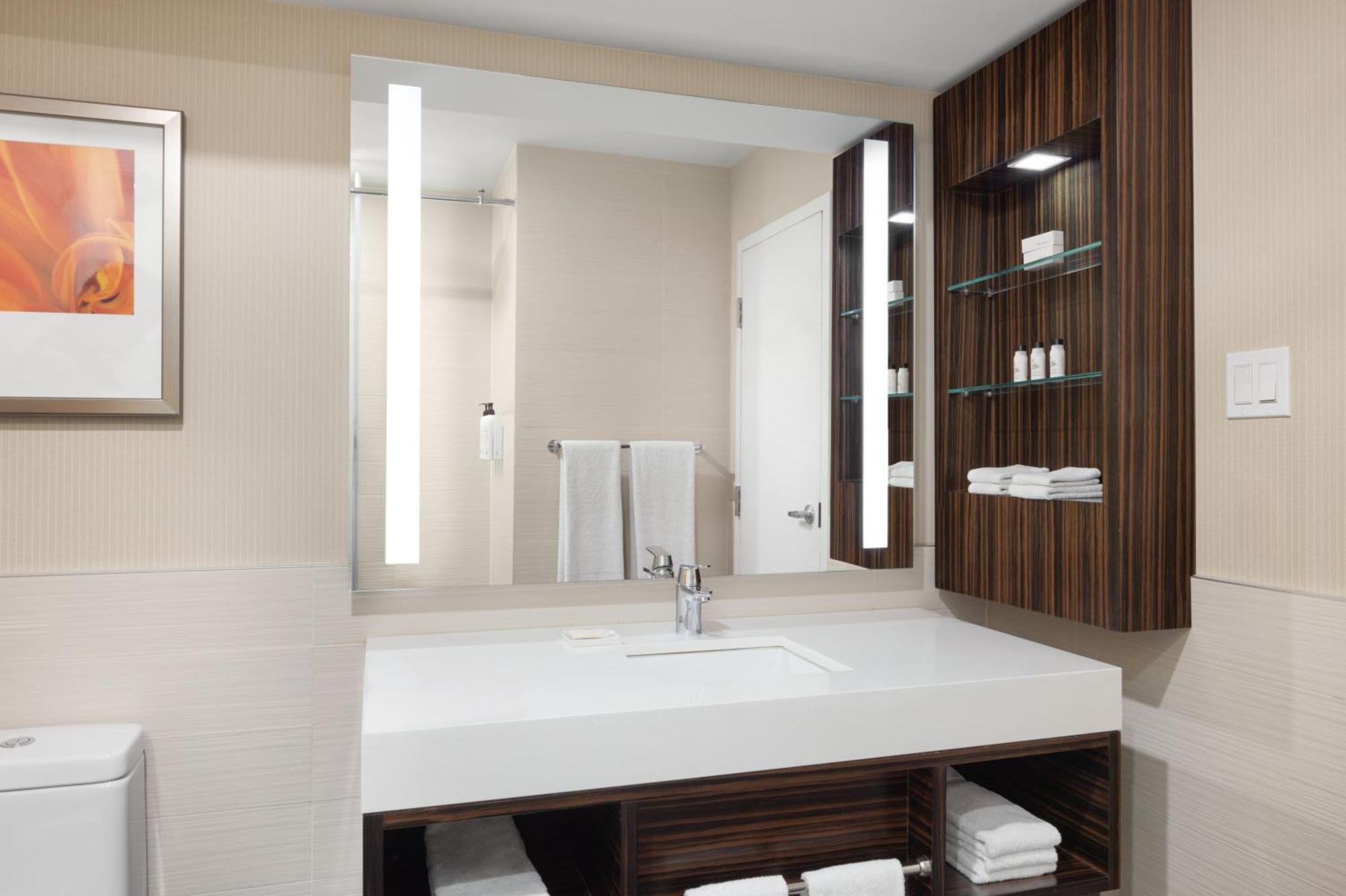 Delta Hotels By Marriott Edmonton Centre Suites Esterno foto