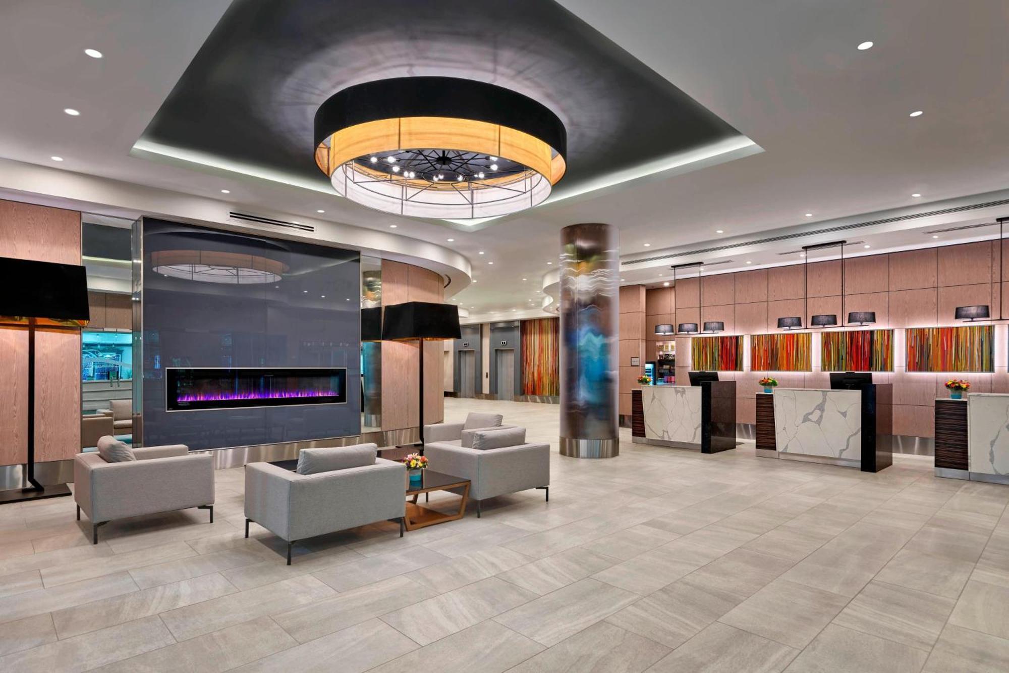 Delta Hotels By Marriott Edmonton Centre Suites Esterno foto
