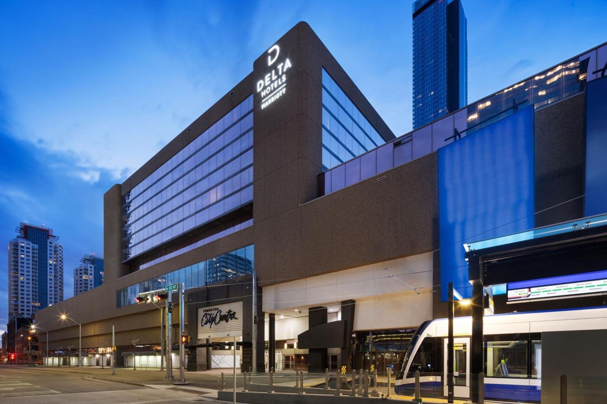Delta Hotels By Marriott Edmonton Centre Suites Esterno foto