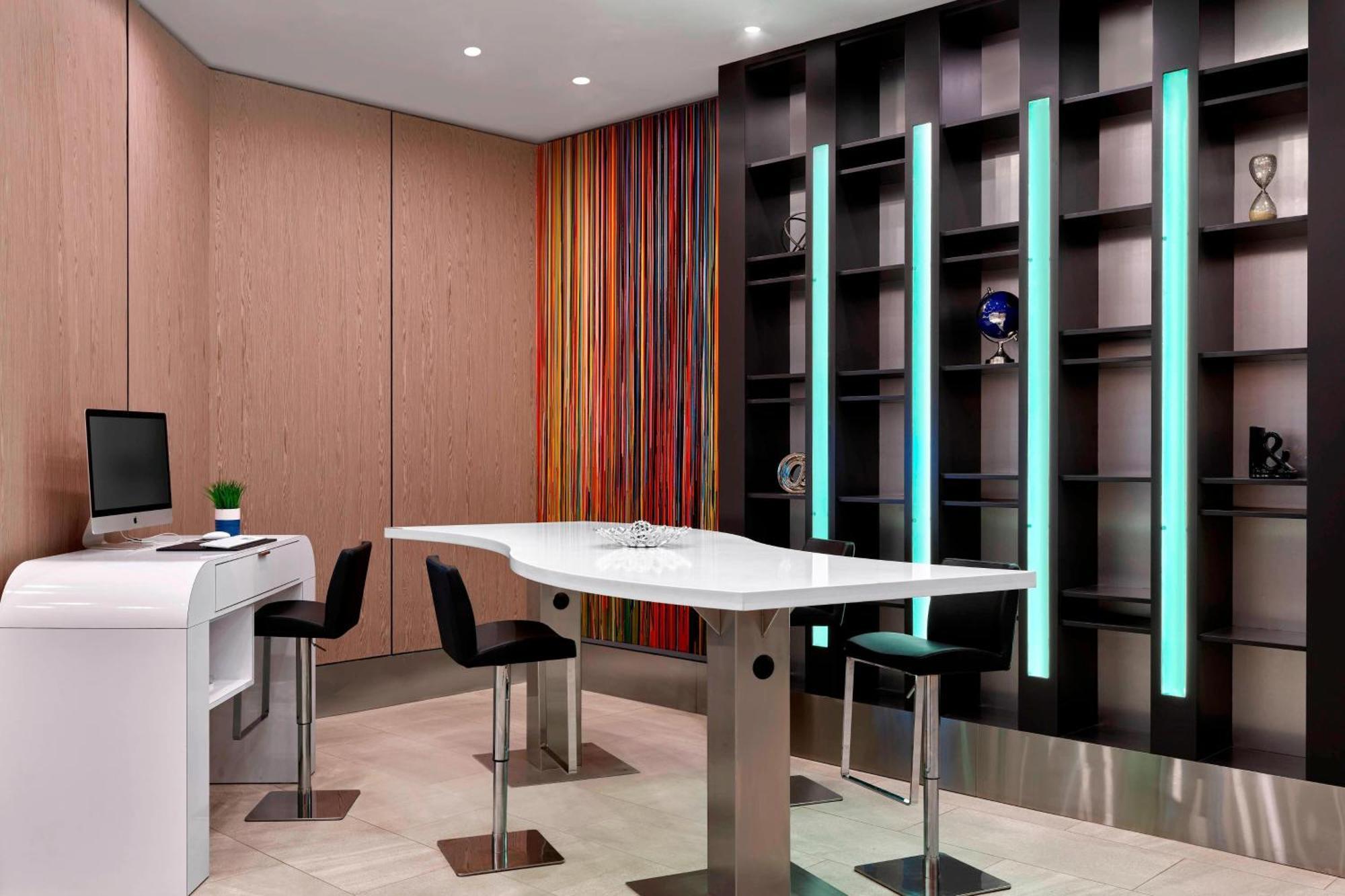 Delta Hotels By Marriott Edmonton Centre Suites Esterno foto